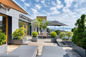 Luxurious penthouse with stunning lake and mountain views